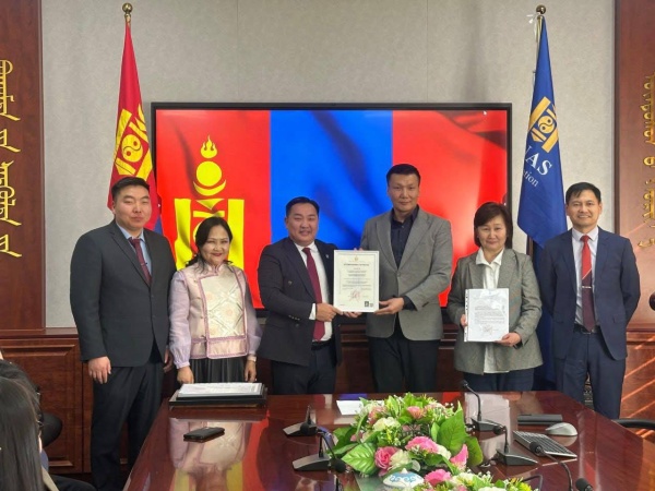 НЭГДСЭН ЛАБОРАТОРИЙН ТАСАГ ИТГЭМЖЛЭЛИЙН ГЭРЧИЛГЭЭ АВЛАА | Улсын Хоёрдугаар Төв Эмнэлэг